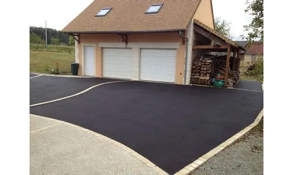 Enrobé noir et béton désactivé