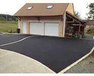 Enrobé noir et béton désactivé