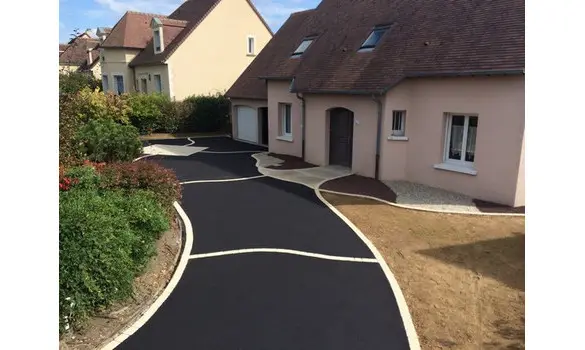 Enrobé noir et béton désactivé
