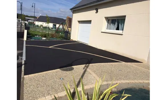 Enrobé noir et béton désactivé