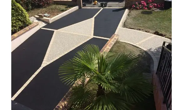 Enrobé noir et béton désactivé
