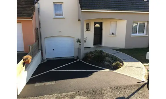 Enrobé noir et Béton désactivé