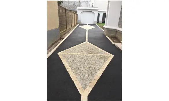 Enrobé noir et Béton désactivé